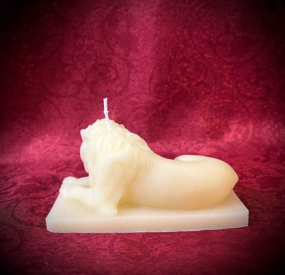 Handmade Pure Beeswax Ivory Lion Statue Candle – Natural Scented Decorative Gift